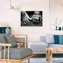 Lade das Bild in den Galerie-Viewer, Hand in Hand - voller runder Diamant - 30x40cm