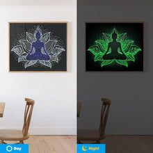 Lade das Bild in den Galerie-Viewer, Buddha-Statue leuchtend - voller runder Diamant -