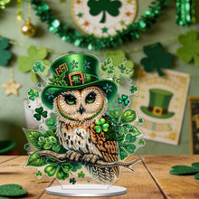 Lade das Bild in den Galerie-Viewer, St. Patrick's Day Eule - Einseitig - Acryl-Diamant-Tischornament
