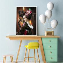 Lade das Bild in den Galerie-Viewer, Geisha - runder runder Diamant - 30x40cm
