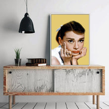 Lade das Bild in den Galerie-Viewer, Hepburn - voller runder Diamant - 30x40cm
