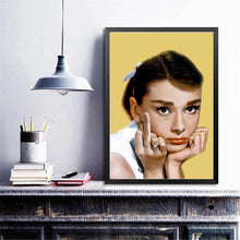 Lade das Bild in den Galerie-Viewer, Hepburn - voller runder Diamant - 30x40cm
